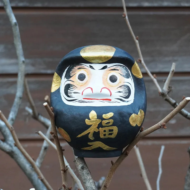 福の文字を入れた黒いだるま作品