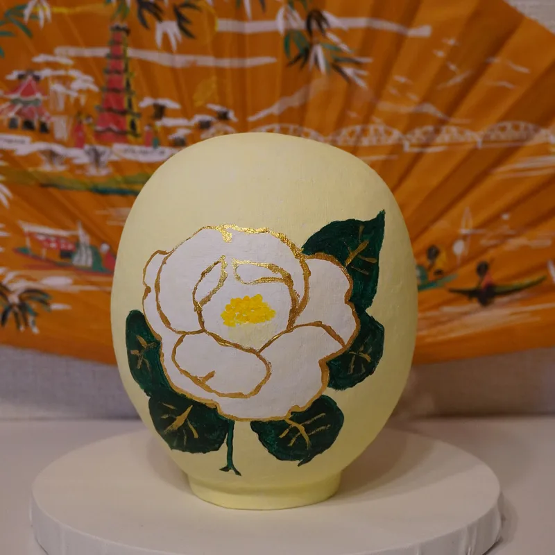 花柄を描いた白いだるま作品