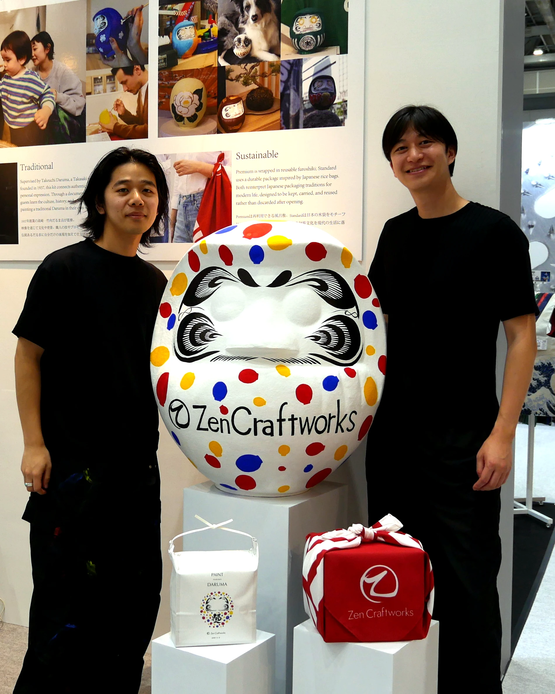 人と特大だるまが並ぶ展示イメージ