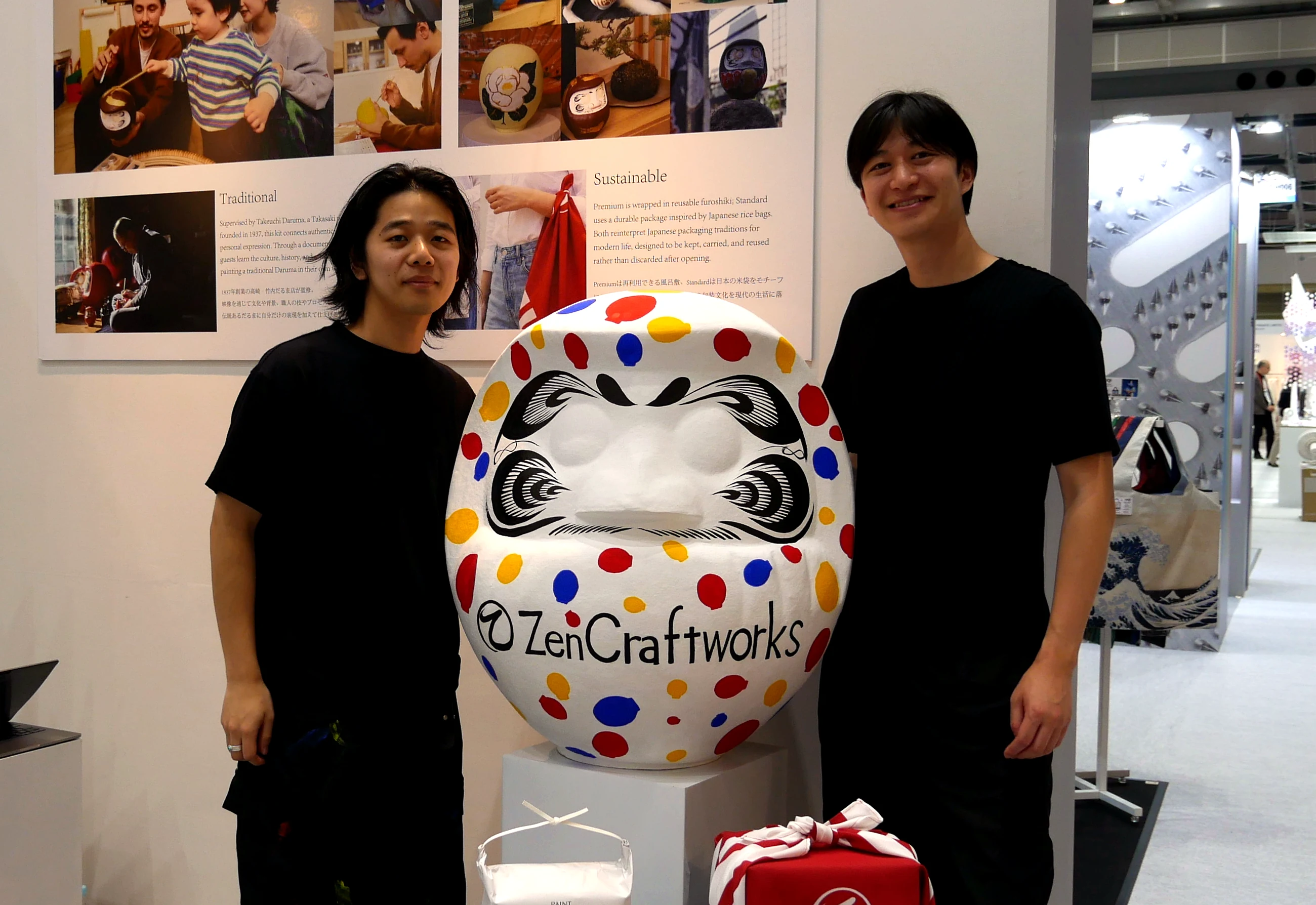 人と特大だるま什器が並ぶ会場展示イメージ