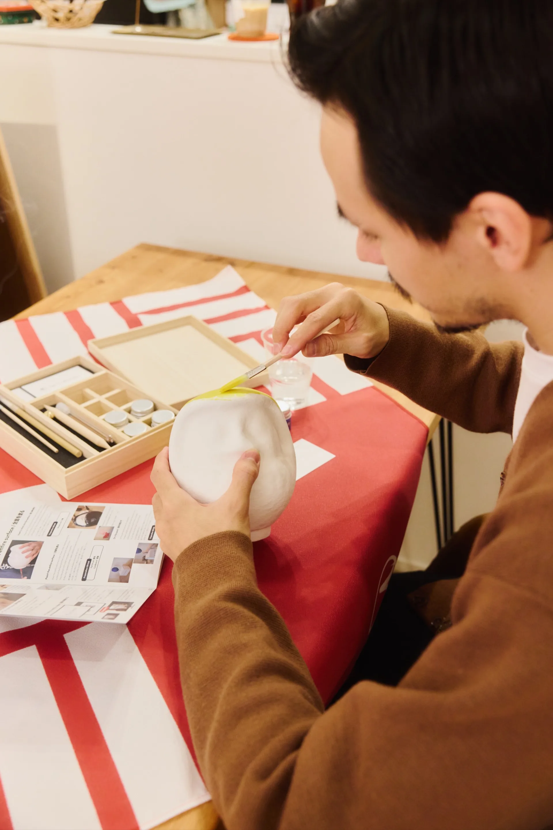 だるまに色を塗る制作シーン