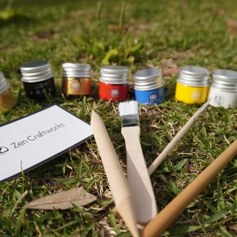 筆、絵具、下書き用具などの絵付け備品